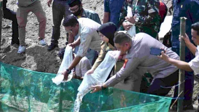 Ketua DPRD Andi Jusman Hadiri Penanaman Pohon Buah Organik dan Penebaran Benih Ikan di Sinjai Timur.