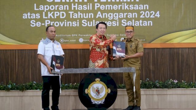 Bupati Jeneponto, Paris Yasir, saat menerima LHP BPK Sulsel.