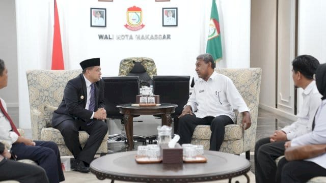 Wali Kota Makassar, Munafri Arifuddin, saat menerima kunjungan Kepala Kantor Wilayah Kementerian Hak Asasi Manusia Sulawesi Selatan (Kakanwil HAM Sulsel), Daniel Rumsowek