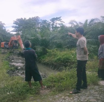 Lakukan Pengerukan Irigasi, Warga Karondang Apresiasi Anggota DPRD Lutra Heriansyah Efendi