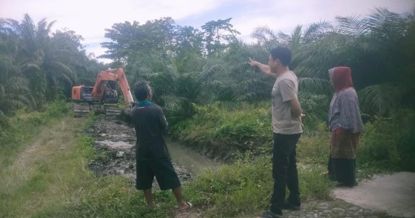 Lakukan Pengerukan Irigasi, Warga Karondang Apresiasi Anggota DPRD Lutra Heriansyah Efendi