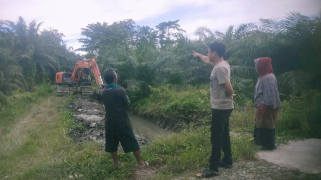 Lakukan Pengerukan Irigasi, Warga Karondang Apresiasi Anggota DPRD Lutra Heriansyah Efendi