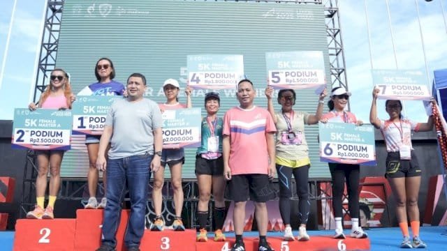 Ketua KONI Makassar, Ismail, hadir mendampingi Wali Kota Makassar, Munafri Arifuddin, menyerahkan hadiah untuk para pelari di Makassar Half Marathon (MHM) 2025.