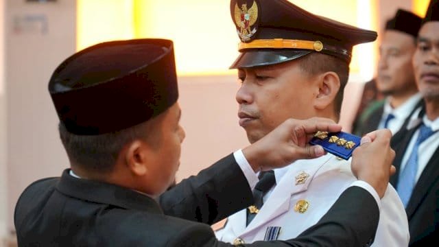 Wali Kota Parepare Tasming Hamid lantik Pejabatnya.