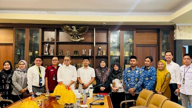 Bupati Jeneponto, Paris Yasir, yang didampingi Wabup Islam Iskandar, Saat menerima laporan tim dan pimpinan Himpunan Bank Milik Negara.