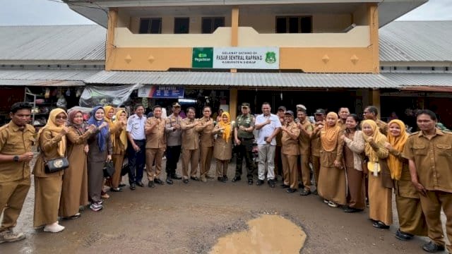 Wakil Bupati Sidrap, Nurkanaah, melakukan pemantauan harga dan ketersediaan bahan kebutuhan pokok di Pasar Rappang.