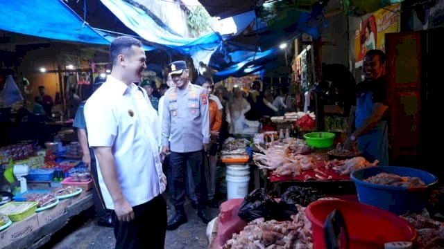 Tinjau Pasar Jelang Idul Adha, Bupati Pangkep Yusran Lalogau Pastikan Stok Pangan Aman dan Harga Terjangkau
