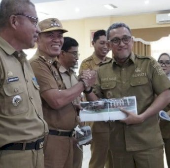 Bupati Jeneponto Serahkan SPPT PBB-P2 dan DHKP Tahun 2025
