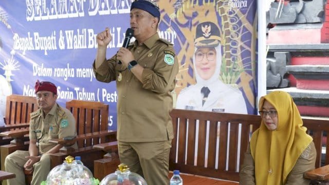 Bupati Lutim Ibas Apresiasi Tradisi Ngaturan Sarin Tahun di Desa Benteng.
