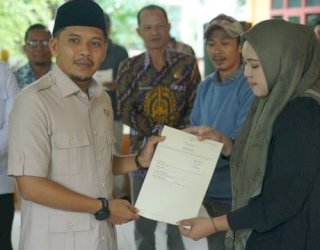 Wakil Bupati Jeneponto Serahkan Sertifikat Redistribusi Tanah kepada Warga Kelurahan Tolo