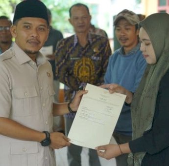 Wakil Bupati Jeneponto Serahkan Sertifikat Redistribusi Tanah kepada Warga Kelurahan Tolo