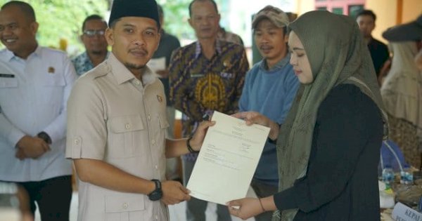 Wakil Bupati Jeneponto Serahkan Sertifikat Redistribusi Tanah kepada Warga Kelurahan Tolo
