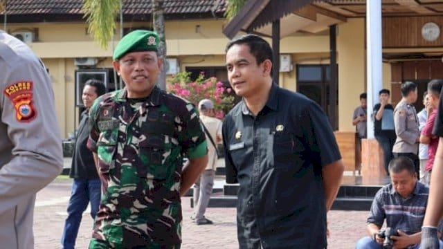 Wakil Bupati Pinrang, Sudirman Bungi, S.IP., M.Si., berkesempatan mengikuti langsung kegiatan pemusnahan barang bukti hasil sitaan minuman keras.