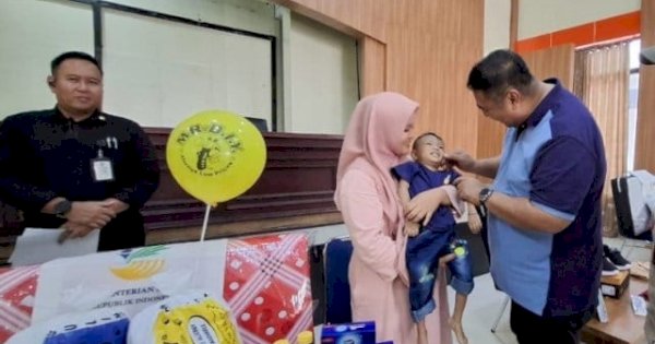 Kemensos Salurkan Bantuan Atensi untuk 22 Anak di Maros
