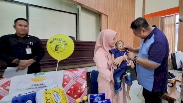 Kemensos Salurkan Bantuan Atensi untuk 22 Anak di Maros