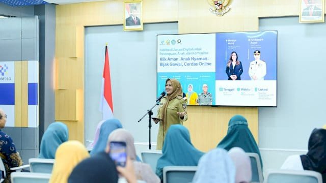 Wakil Gubernur Sulawesi Selatan, Fatmawati Rusdi, membuka kegiatan Fasilitasi Literasi Digital untuk Perempuan, Anak, dan Komunitas.