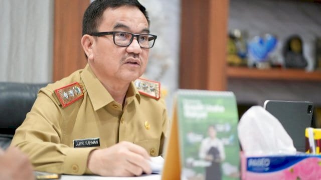 Sekda Sulsel Jufri Rahman, saat memimpin Evaluasi Percepatan Koperasi Merah Putih.