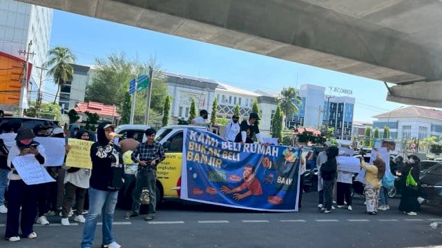 Sejumlah Warga Demo Depan Kantor DPRD Makassar.