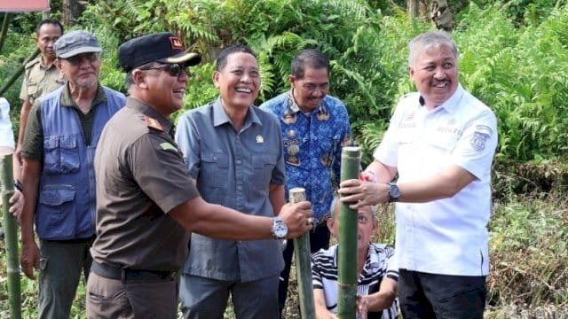 Bupati Pinrang H.A. Irwan Hamid, S.Sos menghadiri kegiatan groundbreaking proyek rekonstruksi Jembatan Bila di Desa Tapporang.