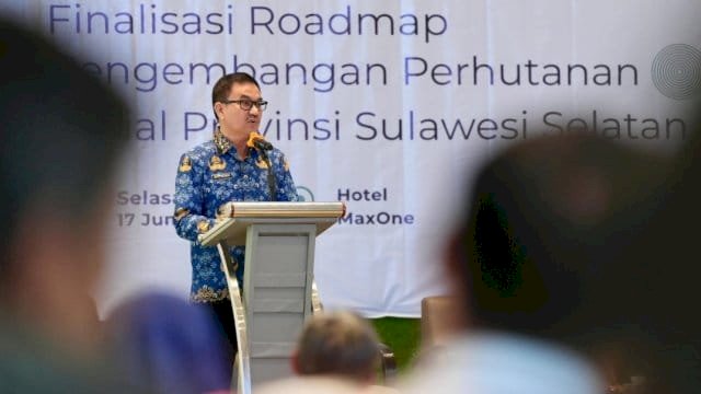 Sekretaris Daerah Provinsi (Sekdaprov) Sulawesi Selatan, Jufri Rahman, membuka Workshop Finalisasi Roadmap Pengembangan Perhutanan Sosial Provinsi Sulawesi Selatan.
