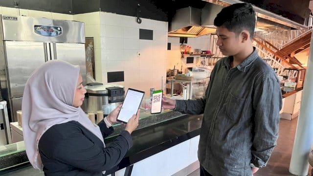 Seorang pengguna Kallafriends melakukan transaksi di Gastros Cafe, Wisma Kalla.