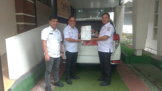 Mantan Sekretaris Dewan (Sekwan) DPRD Makassar, H. Dahyal, mengembalikan kendaraan dinas.