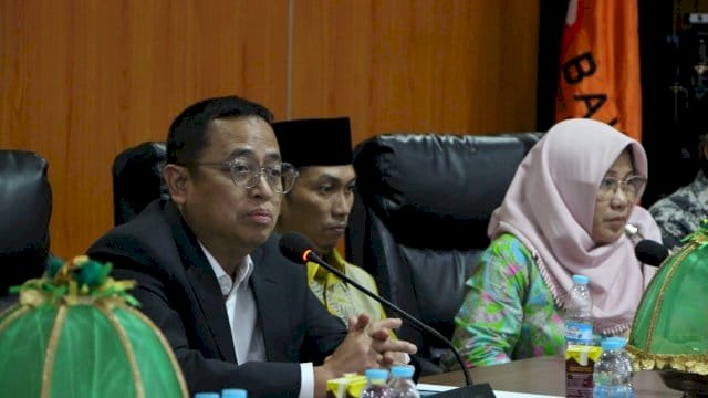Anggota Bawaslu RI Puadi saat memimpin rapat bersama jajaran pimpinan dan staf sekretariat Bawaslu Provinsi Sulawesi Selatan.