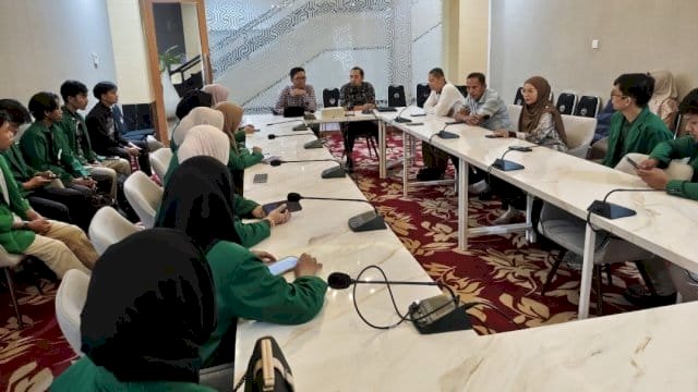 Sekretaris Diskominfo-SP Sulsel Sultan Rakib, serta Kepala Bidang Hubungan Masyarakat, Fitra, menerima Kunjungan Mahasiswa UIN Alauddin Makassar.