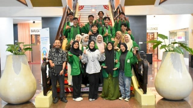 Wakil Gubernur Sulawesi Selatan, Fatmawati Rusdi, bersama Mahasiswa UIN Alauddin Makassar.