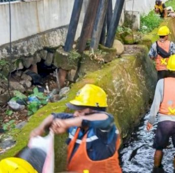 Atasi Banjir, Pemkot Makassar Geruk Drainase di Depan Kantor Gubernur Sulsel
