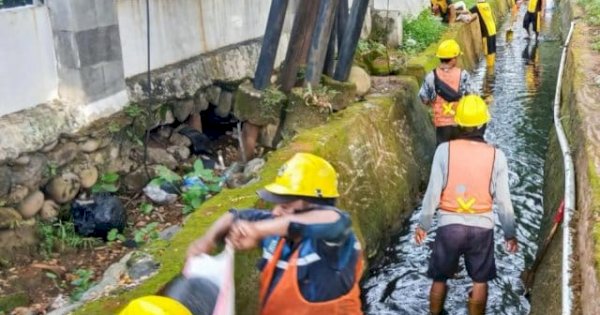 Atasi Banjir, Pemkot Makassar Geruk Drainase di Depan Kantor Gubernur Sulsel