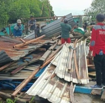 Pemprov Sulsel Bergerak Cepat Salurkan Bantuan Korban Puting Beliung di Pinrang dan Luwu