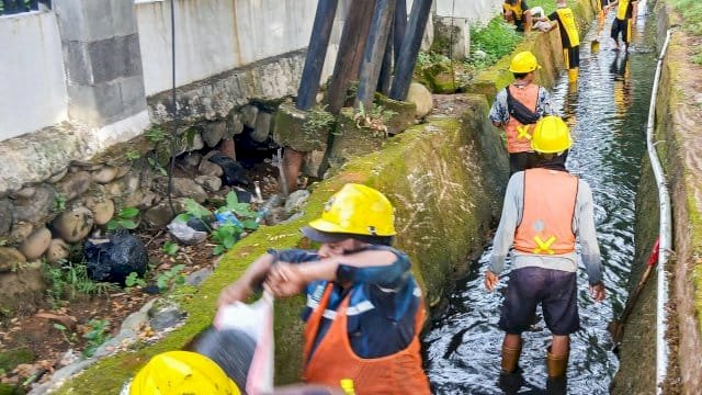 Respon cepat Pemkot Makassar lakukan pembersihan drainase.