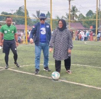 Tendangan Perdana Wabup Lutim Puspawati Jadi Tanda Dimulainya Bupati Cup 1 se-Loeha Raya