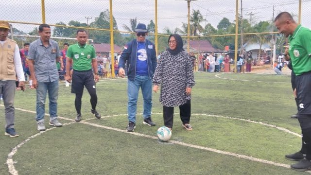 Tendangan Perdana Wabup Lutim Puspawati Jadi Tanda Dimulainya Bupati Cup 1 se-Loeha Raya