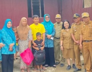 Ketua TP PKK Pinrang Widiyati Irwan Turun Langsung Salurkan Bantuan untuk Korban Angin Kencang di Cempa