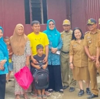 Ketua TP PKK Pinrang Widiyati Irwan Turun Langsung Salurkan Bantuan untuk Korban Angin Kencang di Cempa