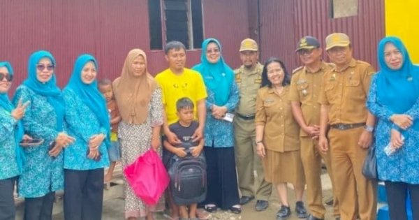 Ketua TP PKK Pinrang Widiyati Irwan Turun Langsung Salurkan Bantuan untuk Korban Angin Kencang di Cempa