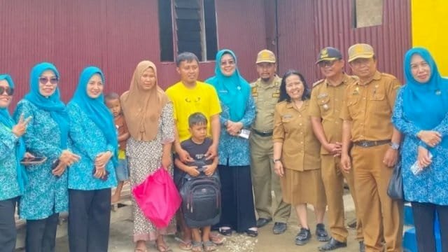 Ketua TP PKK Kabupaten Pinrang Hj. A. Sri Widiyati A. Irwan, menyerahkan langsung bantuan kepada warga.