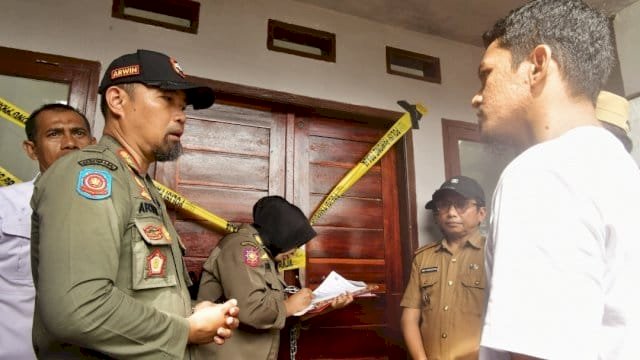 Satpol PP Sulsel menertibkan bangunan perumahan ilegal yang berdiri tanpa izin di kawasan GOR Sudiang