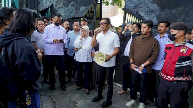 Wakil Ketua DPRD Sulawesi Selatan, Fauzi Andi Wawo menerima langsung massa aksi Ampera.