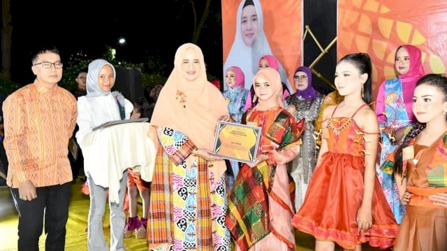 Ketua TP PKK Suwarni Suwardi Dorong Pelestarian Budaya Melalui Gelaran Fashion Show &ldquo;Soppeng Berwastra&rdquo;