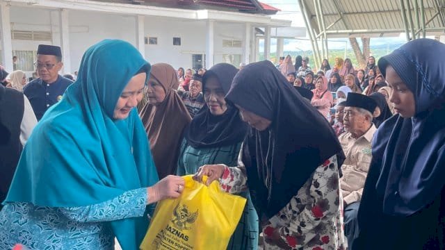 Pemkab Soppeng dan Baznas Distribusikan 330 Paket Sembako dan Dua Unit bantuan RTLH