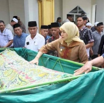 Aliyah Mustika Ilham Melayat ke Rumah Duka Almarhum Gafni Gaffar