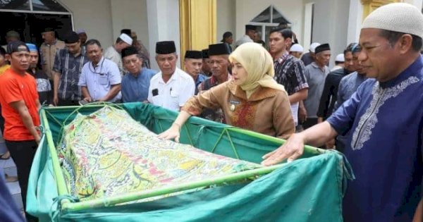 Aliyah Mustika Ilham Melayat ke Rumah Duka Almarhum Gafni Gaffar
