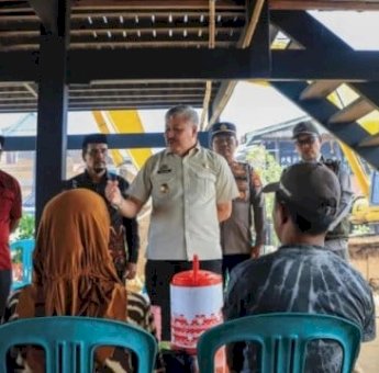 Langkah Cepat Bupati Irwan: Bantuan Tunai dan Penanganan Infrastruktur Rusak