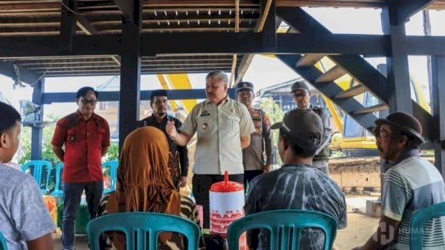 Langkah Cepat Bupati Irwan: Bantuan Tunai dan Penanganan Infrastruktur Rusak