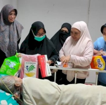 Tersentuh Kisah Lansia Terlantar, Wabup Puspawati Turun Langsung Serahkan Bantuan di RS