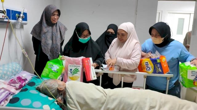 Tersentuh Kisah Lansia Terlantar, Wabup Puspawati Turun Langsung Serahkan Bantuan di RS