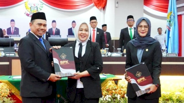 Dirjen PKN III BPK RI, Dede Sukarjo, menyerhkan LHP BPK RI atas LKPD 2024 kepada Wakil Gubernur Sulsel, Fatmawati Rusdi.